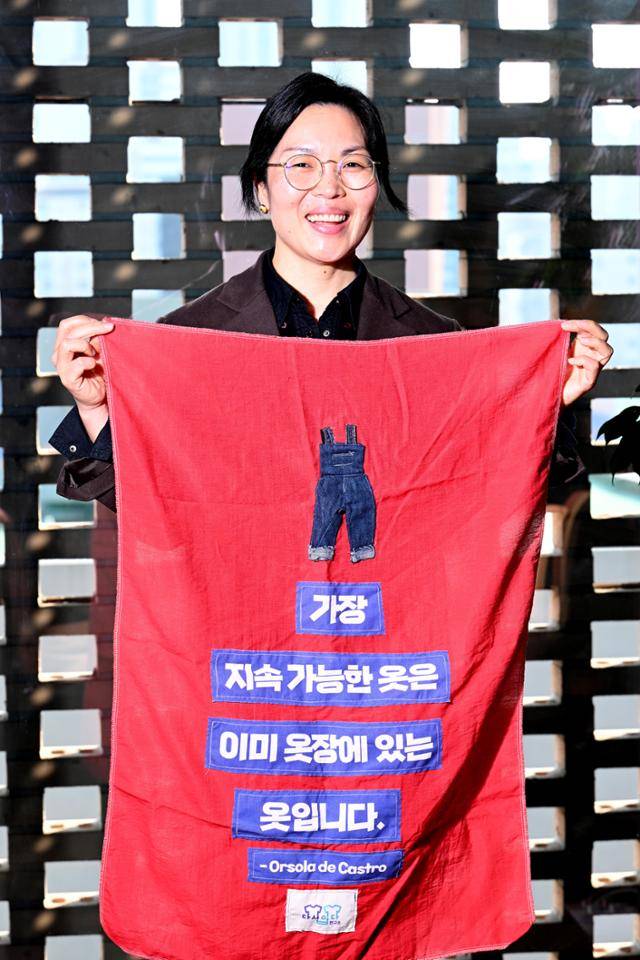 정주연 다시입다연구소 대표가 20일 서울 성동구 성수동 사무실에서 한국일보와 인터뷰를 하면서, 슬로건 중 하나를 들어 보이고 있습니다. 왕태석 선임기자