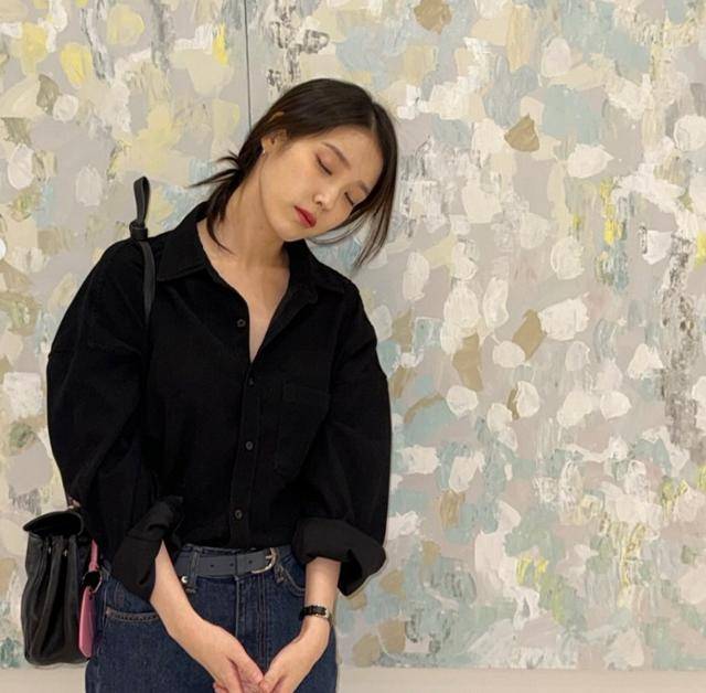 가수 겸 배우 아이유의 일상 속 모습은 주로 심플하고 담백한 매력을 뽐낸다. 아이유 SNS
