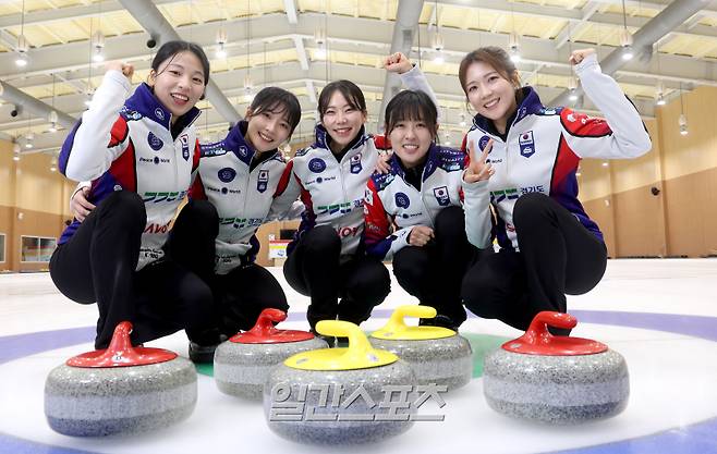 여자컬링 국가대표인 경기도청팀(김민지, 설예은, 김수지, 김은지, 설예지)이 6일 오전 경기도 의정부시 의정부빙상장 컬링장에서 진행된 일간스포츠와의 인터뷰에서 포즈를 취하고 있다. 의정부=김민규 기자 mgkim1@edaily.co.kr /2025.03.06/