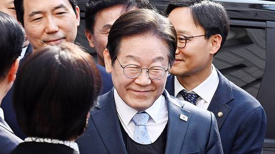 이재명 더불어민주당 대표가 지난 26일 서울 서초구 서울고등법원에서 열린 공직선거법 위반 혐의 항소심 선고 공판에서 무죄를 선고받은 뒤 법원을 나서고 있다. 뉴시스