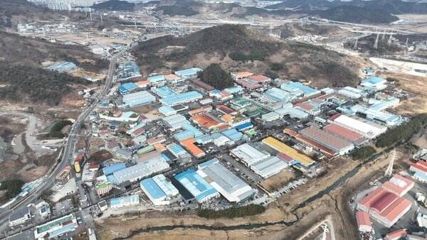 농공단지의 건폐율이 17년 만에 10% 상향된다. 경남 김해의 한 농공단지 모습./한경DB