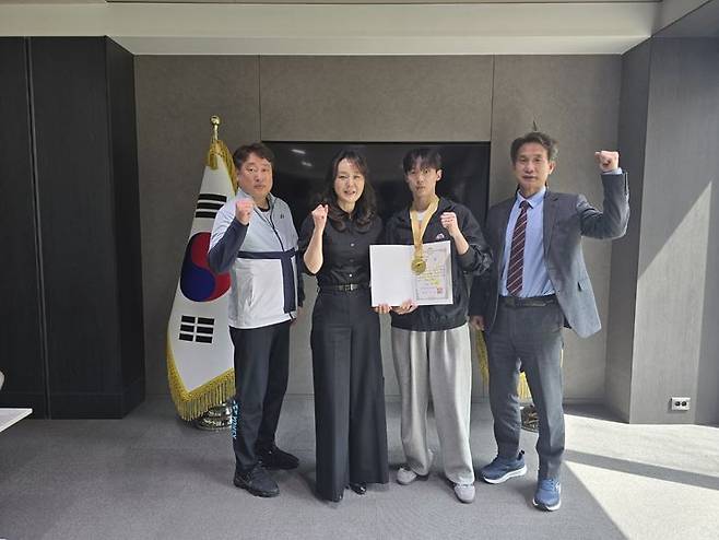 대구과학대학교 박지은 총장과 박시현 선수, 코치진이 2025 전국연맹종별 배드민턴 선수권대회(대학) 남자대학부 단식 우승을 차지했다. 사진은 왼쪽에서 2번째 박지은총장, 3번째 박시현 선수다. *재판매 및 DB 금지