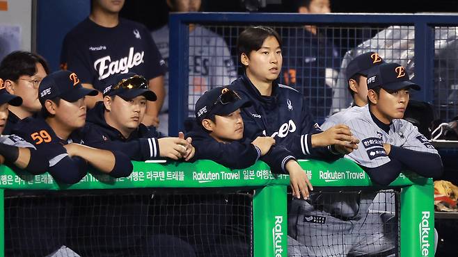 26일 서울 송파구 잠실야구장에서 열린 '2025 신한 SOL 뱅크 KBO리그' 한화 이글스와 LG 트윈스의 경기, 4.2이닝 2실점으로 패전투수가 된 한화 엄상백을 비롯한 선수들이 굳은 표정으로 9회초 경기를 지켜보고 있다. 뉴스1
