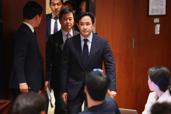 기자회견장 입장하는 최윤범 고려아연 회장. 연합뉴스