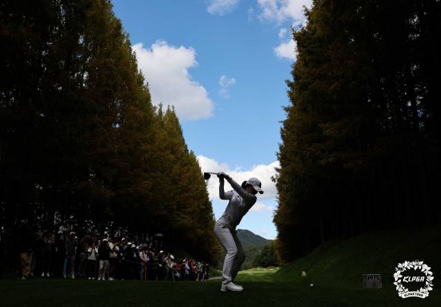힘차게 스윙하고 있는 황유민. 사진 제공=KLPGA