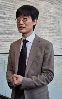 네이버 창업자인 이해진 이사회 의장이 26일 경기 성남 네이버 사옥 그린팩토리에서 열린 제26기 정기 주주총회에서 인공지능(AI) 혁신을 지원하겠다고 강조하고 있다. 사진제공=네이버