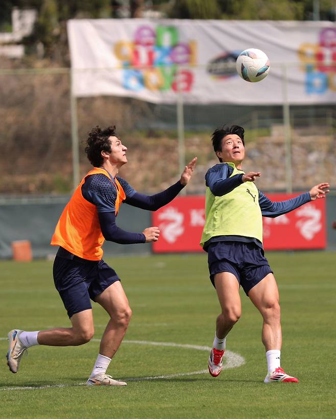 훈련하고 있는 황의조(오른쪽). /사진=알란야스포츠 공식 SNS