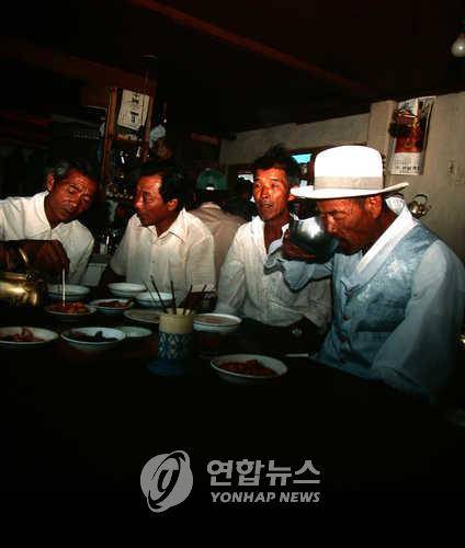 지방시장-막걸리를 마시는 시골 할아버지 모습 연합뉴스 자료사진