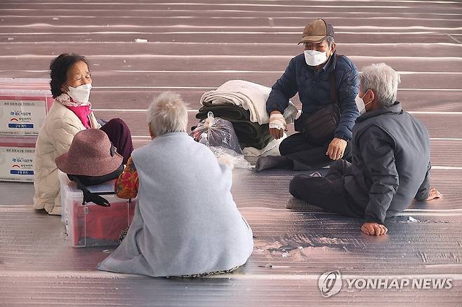 차가운 대피소 생활 (안동=연합뉴스) 손형주 기자 = 27일 경북 안동시 길안면 길안중학교에 마련된 산불대피소에 주민들이 휴식을 취하고 있다. 2025.3.27 handbrother@yna.co.kr