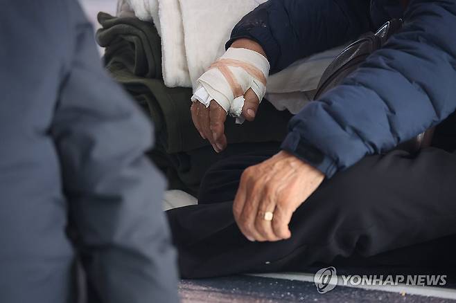 집에 붙은 불 끄다 화상입은 주민 (안동=연합뉴스) 손형주 기자 = 27일 경북 안동시 길안면 길안중학교에 마련된 산불대피소에 화상을 입은 주민이 힘겨운 대피소 생활을 이어가고 있다. 2025.3.27 handbrother@yna.co.kr