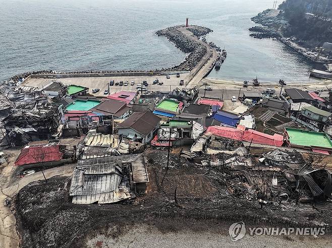 산불에 폐허된 바닷가 마을 (영덕=연합뉴스) 윤관식 기자 = 26일 경북 영덕군 영덕읍 노물리 마을이 산불에 폐허가 된 모습을 보이고 있다.
영덕에서는 이번 산불로 인한 사망자가 다수 발생했다. 2025.3.26 psik@yna.co.kr