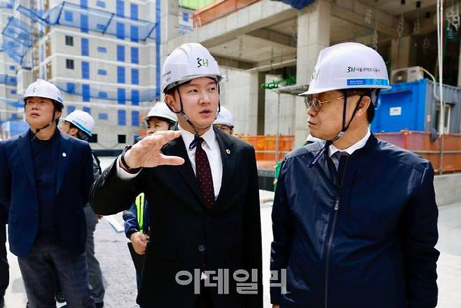 최진혁 시의원(오른쪽 두 번째), 황상하 사장(오른쪽 첫 번째) 등이 현장 근로자들의 안전 확보 방안을 논의하고 있다. (사진=SH공사)