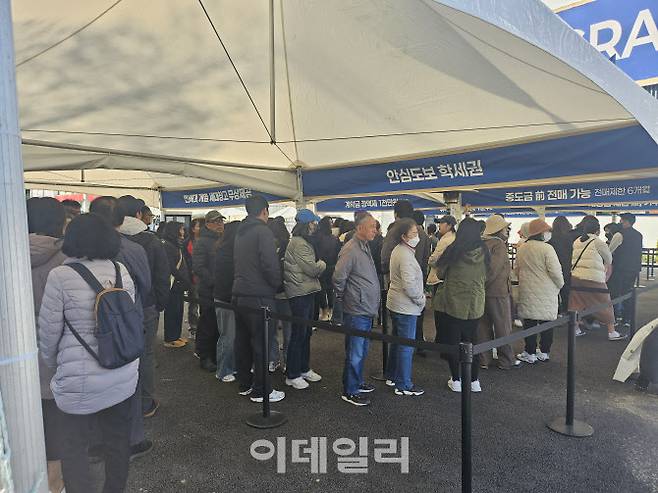 ‘풍무역 롯데캐슬 시그니처’ 견본주택 입장을 위해 방문객들이 대기하는 모습.