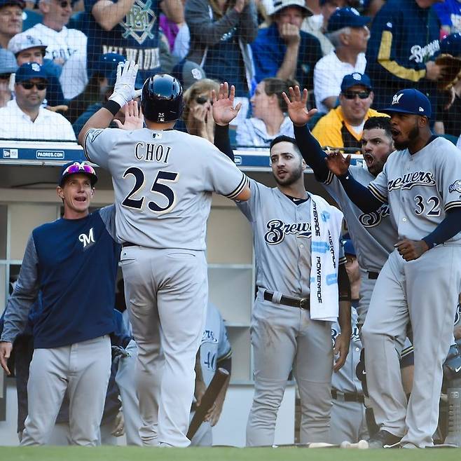 (최지만이 2018년 개막전 12회초 공격 때 2루타를 치고 나간 뒤 후속타자의 안타 때 홈에 들어온 뒤 감독과 동됴들의 뜨거운 환영을 받고 있다)