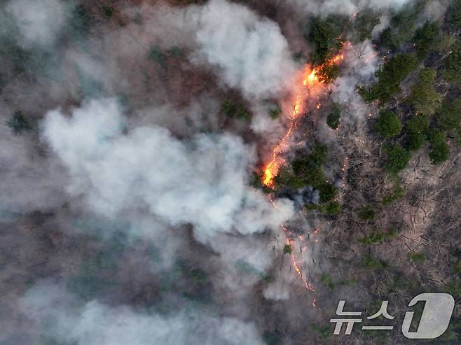 산불이 이어지고 있는 27일 경북 영양군의 야산에서 불길이 번지고 있다. 2025.3.27/뉴스1 ⓒ News1 이승배 기자