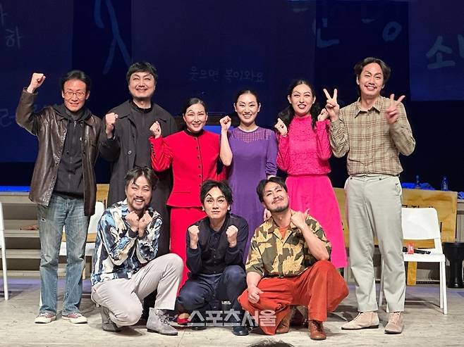 연극 ‘코믹’의 임도완 연출(두 번째 줄 왼쪽)이 28일 프레스콜에서 배우들과 단체 사진을 촬영하고 있다. 사진 | 표권향 기자 gioia@sportsseoul.com