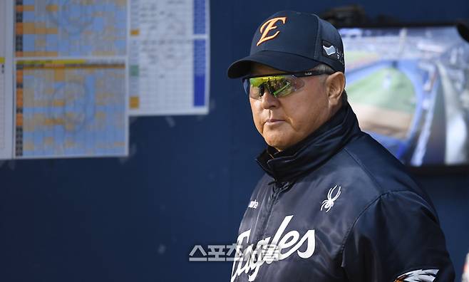 한화 김경문 감독이 27일 잠실야구장에서 열린 2025 KBO 리그 LG와 경기를 지켜보고 있다. 잠실 | 최승섭기자 thunder@sportsseoul.com