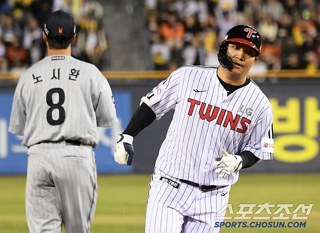 홈런왕 노시환 앞에서 잠실구장 중앙 담장을 넘긴 문보경의 장타력.