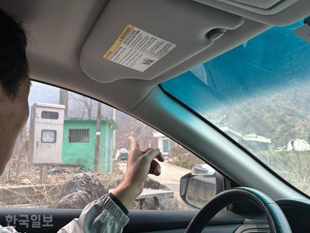 27일 경북 안동 길안면 대곡1리 이장 손현원씨가 자가용을 타고 마을 산불 피해 현장을 둘러보고 있다. 그는 "여기는 전멸이야"라며 "저데 마을은 회관까지 타부렀다카이"라고 안타까워했다. 안동=강지수 기자