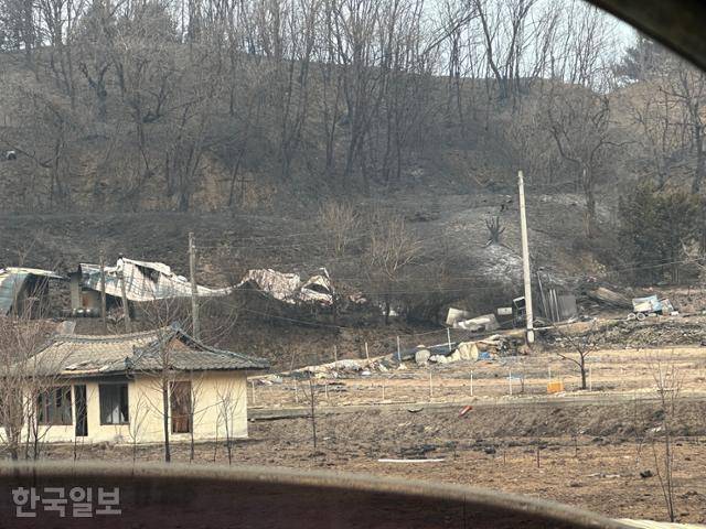 27일 경북 안동 길안면 대곡2리 마을 주택이 산불에 전소된 채 무너져 있다. 안동=강지수 기자