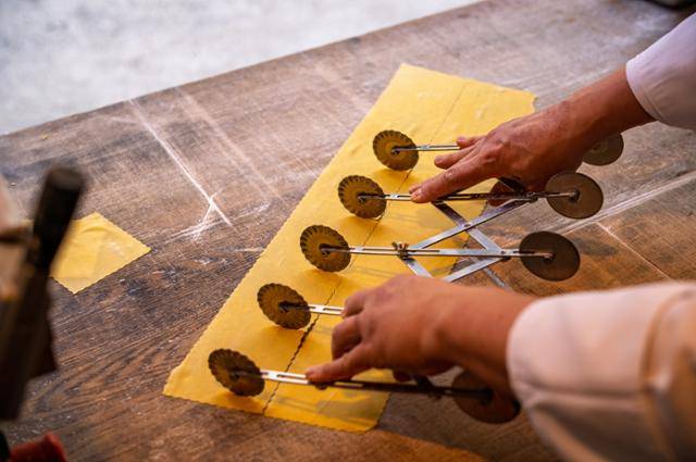 김낙영 셰프가 갓 뽑아낸 난면을 자르고 있다.