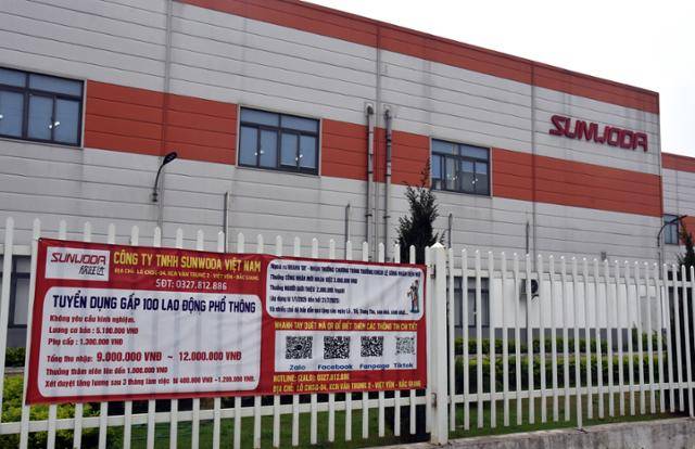 지난 21일 베트남 북부 박장성 꽝쩌우 산업단지에 중국 배터리 제조사 신왕다(欣旺达·Sunwoda)의 인력 모집 현수막이 걸려 있다. '경력 불필요' '총 월 수입 900만~1,200만 동' '신규 직원 보너스 300만 동' 등 입사 시 각종 혜택을 제공한다는 내용이 적혀있다. 박장=허경주 특파원