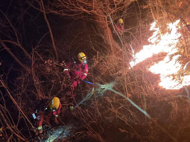 산림청 공중진화대와 산불재난특수진화대가 26일 밤부터 27일 새벽 사이 경남 산청군 시천면 동당리 일대에서 민가와 지리산을 지키기 위해 산불과 사투를 벌이고 있다. 산림청 제공.