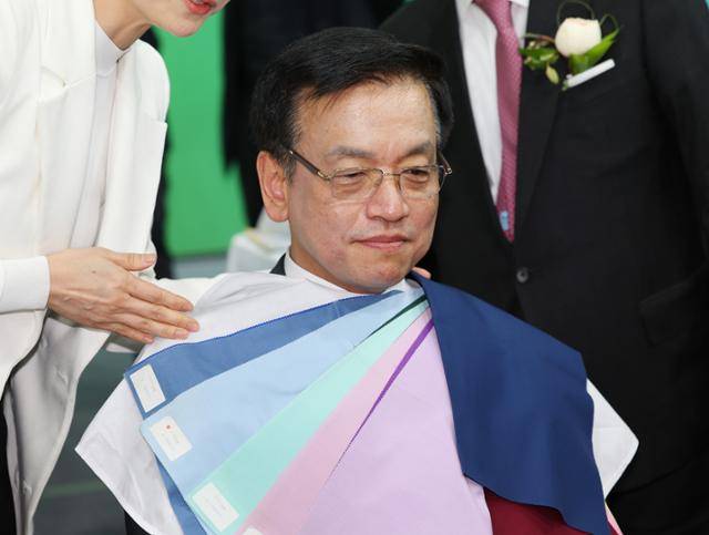 19일 최상목 대통령 권한대행 부총리 겸 기획재정부 장관이 서울 서초구 aT센터에서 열린 2025 대한민국 채용박람회에서 퍼스널 컬러를 알아보고 있다. 뉴시스