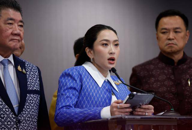 패통탄 친나왓(가운데) 태국 총리가 27일 방콕 청부 청사에서 내각 회의를 주재한 뒤 카지노 합법화 승인 소식을 알리고 있다. 방콕=EPA 연합뉴스