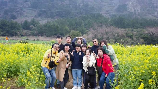 대만 여행업계 팸투어단이 유채꽃밭에서 인증샷을 찍고 있다. (제주관광공사 제공)