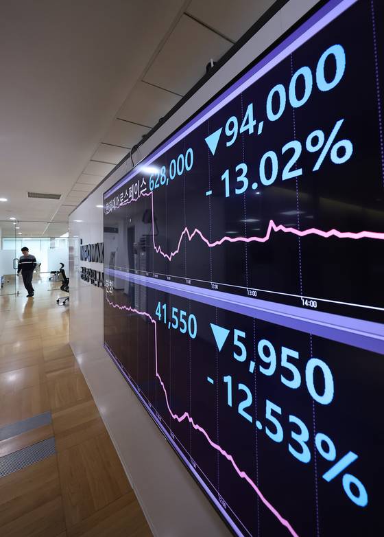 서울 종로구 연합인포맥스 화면에 한화와 한화에어로스페이스 주가가 표시돼 있다. 연합뉴스