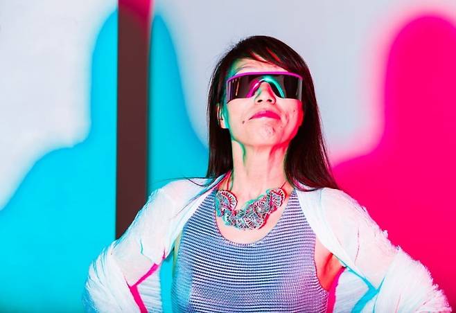 베를린에 거주하는 진은숙의 모습을 사진작가 페터 훈데르트가 담아냈다. 그는 "진은숙의 작업은 화사한 꽃, 우주의 섬광을 닮았다"고 했다. PETER HUNDERT