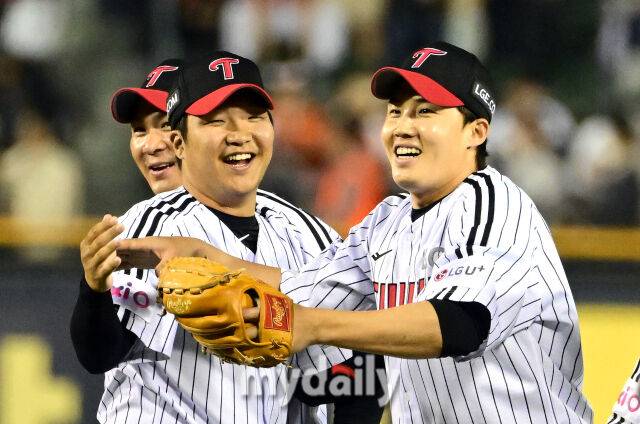 2025년 3월 26일 오후 서울잠실구장에서 진행된 '2025 신한 SOL뱅크 KBO 리그' 한화 이글스와 LG 트윈스의 경기. LG 선발투수 임찬규가 4-0 완봉승을 거둔 뒤 동료들과 함께 기뻐하고 있다./마이데일리