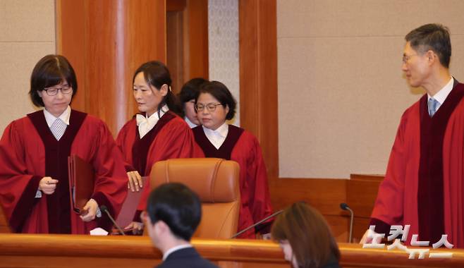헌법재판관들이 27일 일반 헌법소원 사건 선고를 위해 서울 종로구 헌법재판소 대심판정에 입장하고 있다. 황진환 기자