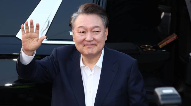 ▲서울구치소에서 석방된 윤석열 대통령이 지난 8일 서울 한남동 관저 앞에 도착, 차량에서 내려 지지자들을 향해 인사하고 있다. ⓒ연합뉴스