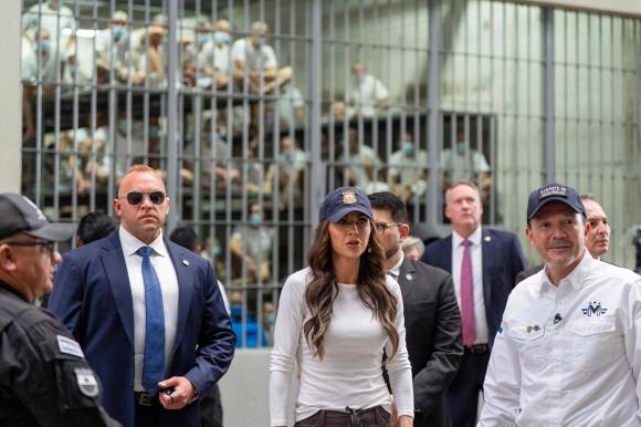 26일(현지시간) 엘살바도르에 있는 중남미 최대 규모 수감 시설 테러범수용센터(CECOT·세코트)를 방문한 크리스티 놈(53) 미국 국토안보부 장관이 수감자들을 배경으로 연설하고 있다. 2025.3.26 AFP 연합뉴스