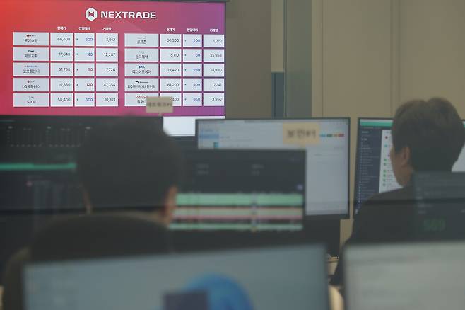 넥스트레이드는 오는 31일부터 거래 가능 종목이 446개 추가된다고 28일 밝혔다. 사진은 서울 여의도 넥스트레이드에서 업무를 보고 있는 직원들의 모습 ⓒ연합뉴스