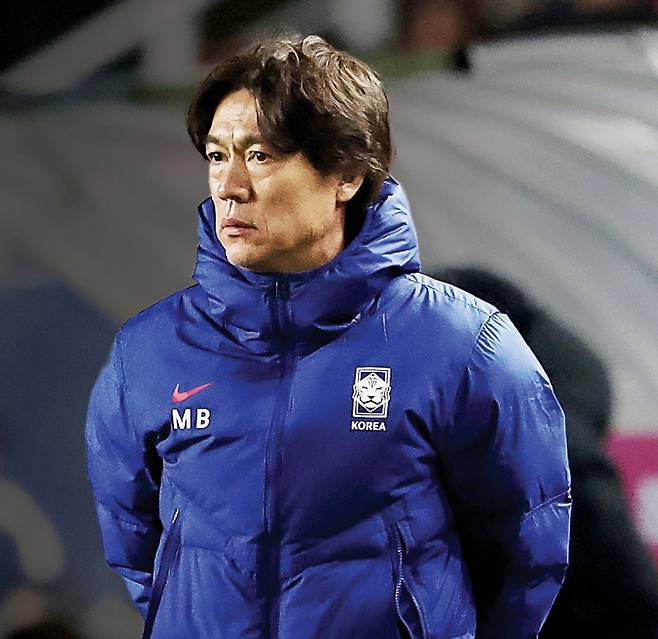 홍명보 축구대표팀 감독이 25일 열린 2026 북중미 월드컵 아시아 3차 예선 B조 8차전 대한민국과 요르단의 경기를 지켜보고 있다. 수원 | 연합뉴스