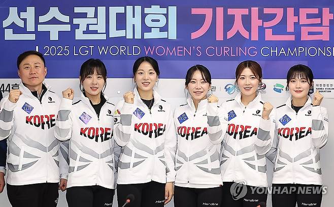기념촬영하는 경기도청 컬링팀 (서울=연합뉴스) 김성민 기자 = 12일 서울 송파구 올림픽회관에서 열린 2025 LGT 세계여자컬링선수권대회 미디어데이에서 경기도청 컬링팀 선수들이 기념촬영을 하고 있다. 왼쪽부터 경기도청 컬링팀 신동호 감독, 김은지, 김민지, 김수지, 설예지, 설예은. 2025.3.12 ksm7976@yna.co.kr