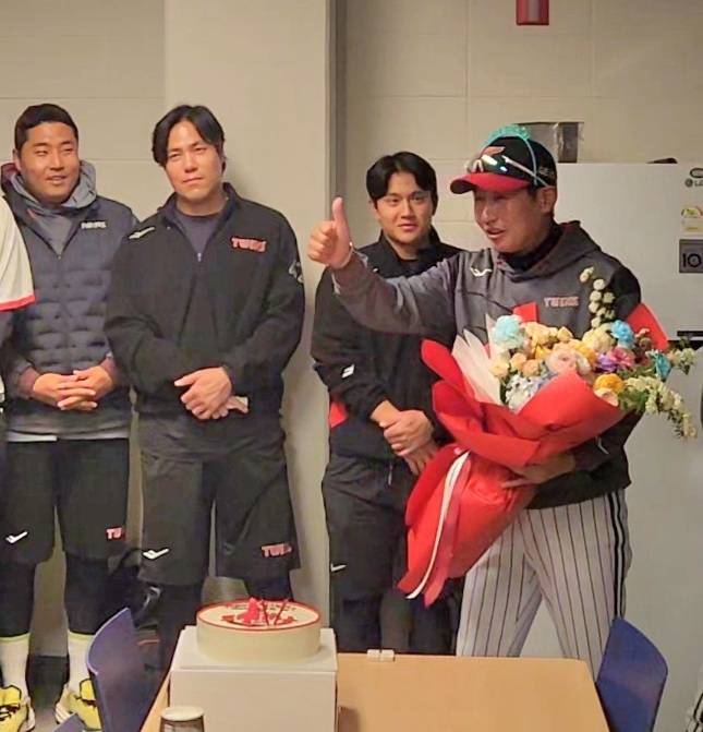 LG 선수들이 29일 염경엽 감독의 57번째 생일을 축하하고 있다. 사진 | LG 트윈스