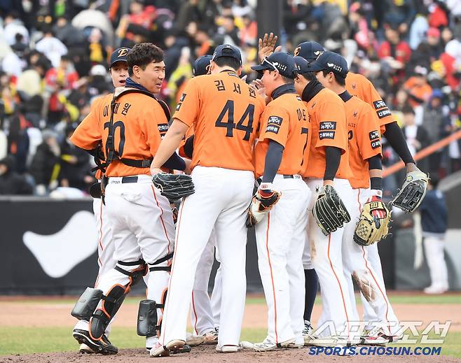 29일 대전 한화생명볼파크에서 열린 KIA-한화전. 5대4 역전승을 거둔 한화 선수들이 기쁨을 만끽하고 있다. 대전=정재근 기자 cjg@sportschosun.com/2025.3.29/