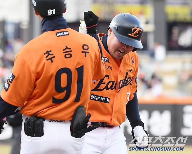 29일 대전 한화생명볼파크에서 열린 KIA-한화전. 8회말 1사 2, 3루 대타 안치홍이 2타점 적시타를 친 후 환호하고 있다. 대전=정재근 기자 cjg@sportschosun.com/2025.3.29/