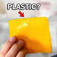 아메리칸 치즈 같은 가공 치즈는 일부 치즈 애호가들에게 '플라스틱'이라는 조롱을 받기도 한다. 페이스북 캡처