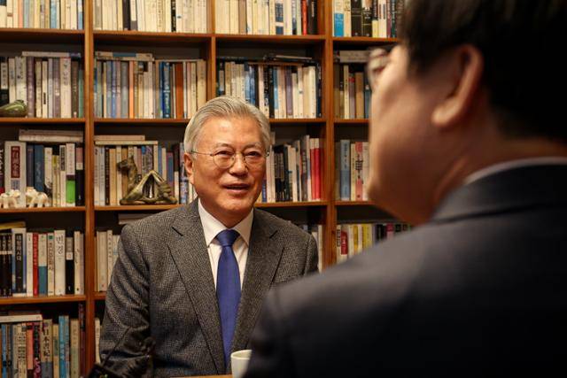 문재인 전 대통령이 1월 30일 경남 양산시 평산마을에서 이재명 더불어민주당 대표를 만나 대화를 나누고 있다. 뉴시스