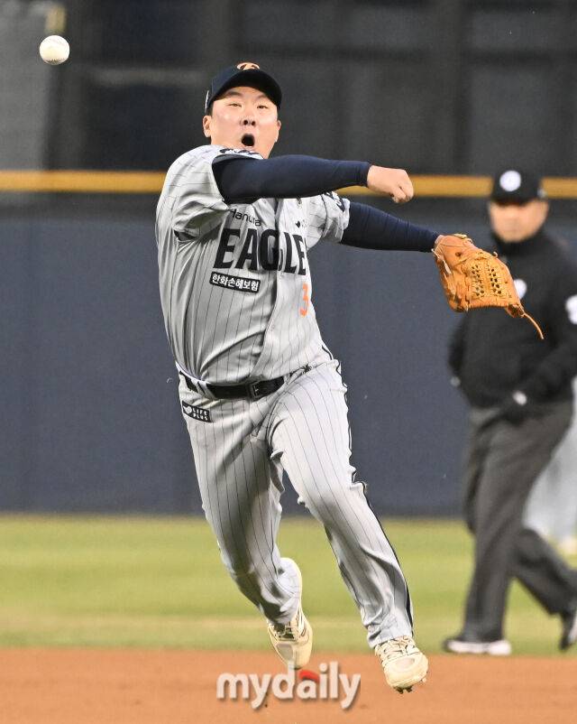 27일 오후 서울 잠실야구장에서 진행된 '2025 프로야구 KBO리그' LG 트윈스와 한화 이글스의 경기. 한화 안치홍이 1회말 홍창기의 타구를 놓치고 있다./마이데일리