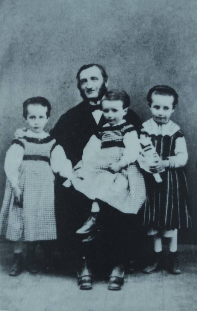 클로델 가족(오른쪽이 카미유), 1870