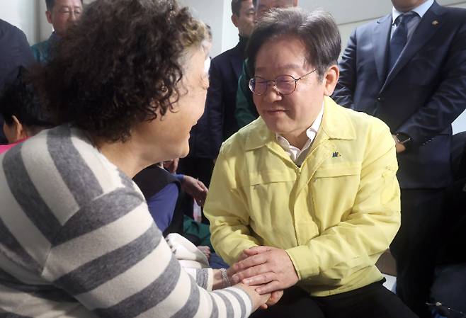 이재민 위로 (산청=연합뉴스) 김동민 기자 = 더불어민주당 이재명 대표가 28일 오후 경남 산청군 시천면 산청 화재 이재민 대피소인 한국선비문화연구원을 찾아 이재민을 위로하고 있다. 2025.3.28 image@yna.co.kr (끝) <저작권자(c) 연합뉴스, 무단 전재-재배포, AI 학습 및 활용 금지> 연합뉴스