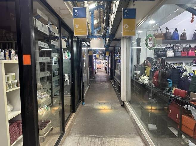 한산한 짜뚜짝 시장 (방콕=연합뉴스) 강종훈 특파원 = 29일 오후 건물 붕괴 현장 인근 짜뚜짝 시장의 한산한 모습.