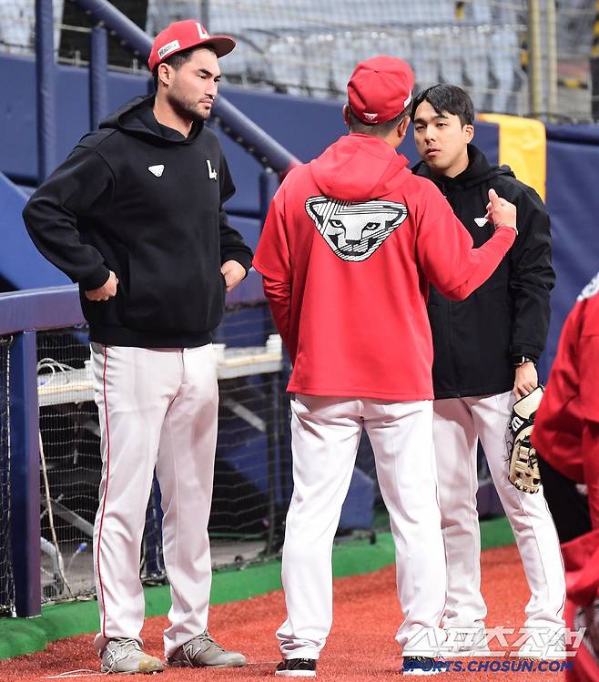 경헌호 코치와 대화를 나누고 있는 화이트.