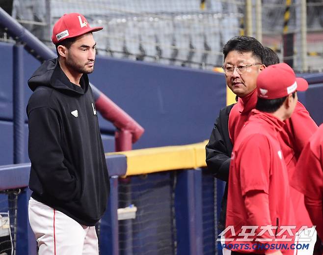 경헌호 투수코치와 한참 동안 대화를 나눈 화이트.